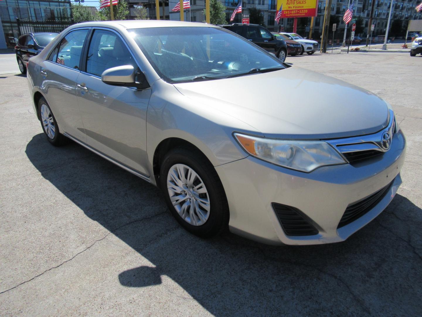 2014 /Tan Toyota Camry L (4T4BF1FK2ER) with an 2.5L L4 DOHC 16V engine, Automatic transmission, located at 1511 North Shepherd Dr., Houston, TX, 77008, (281) 657-1221, 29.798361, -95.412560 - 2014 TOYOTA CAMRY LE VIN: 4T4BF1FK2ER364962 4 T 4 B F 1 F K 2 E R 3 6 4 9 6 2 SEDAN 4 DR 2.5L I4 F DOHC 16V GASOLINE FRONT WHEEL DRIVE - Photo#12